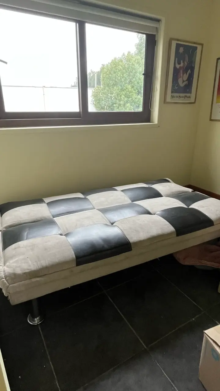 Sofá cama bicolor moderno en buen estado - 5