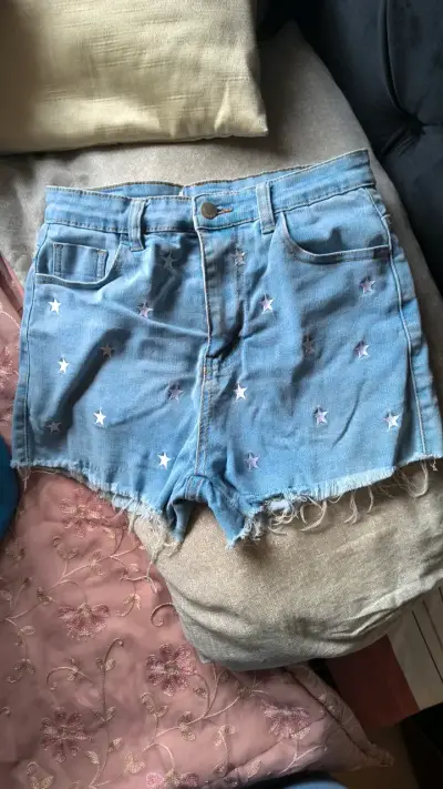 Shorts de mezclilla con estrellas bordadas - miniatura 1