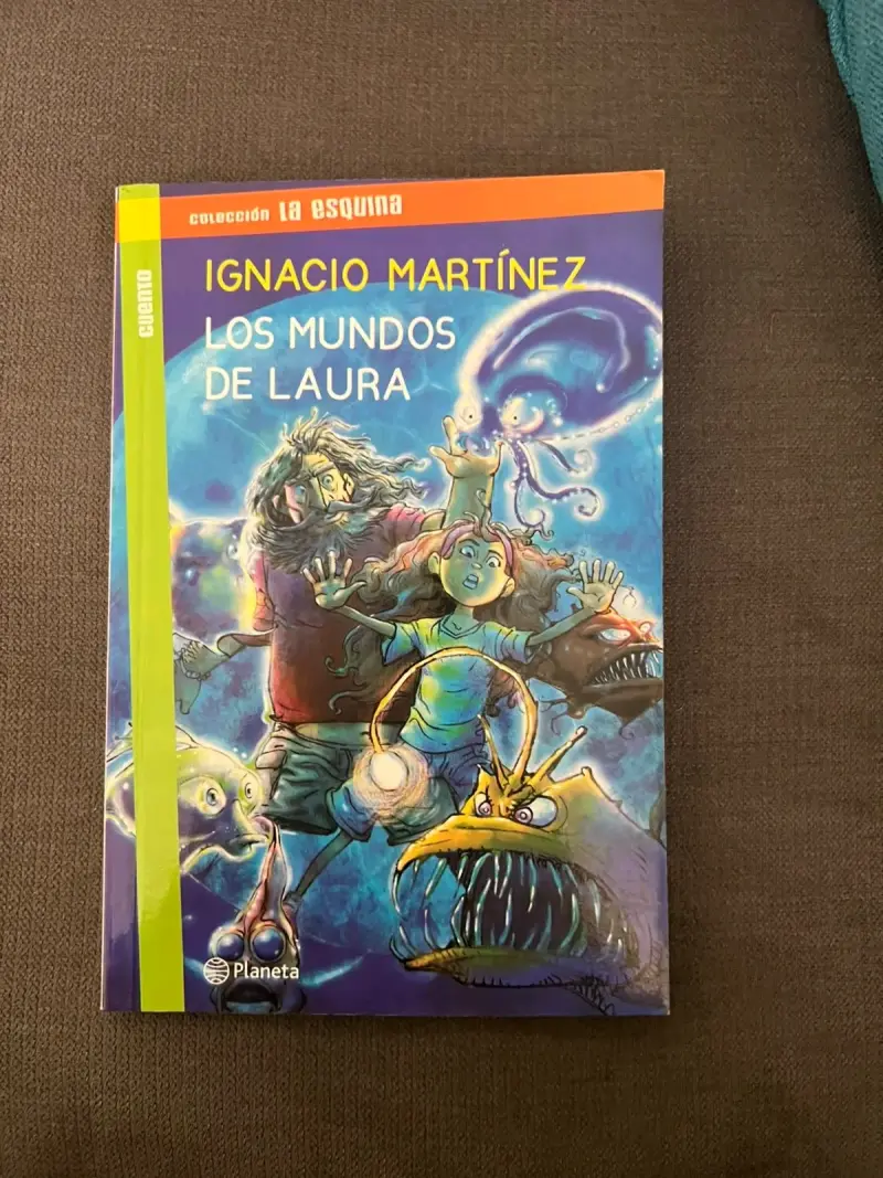 Libro 'Los Mundos de Laura' de Ignacio Martínez - 1