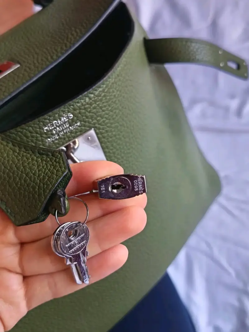 Bolso de cuero verde Hermès con cerradura - 1