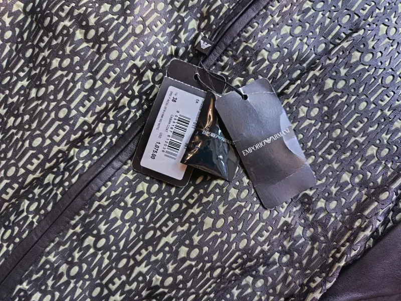 Chaqueta bomber Emporio Armani negra con diseño - 3