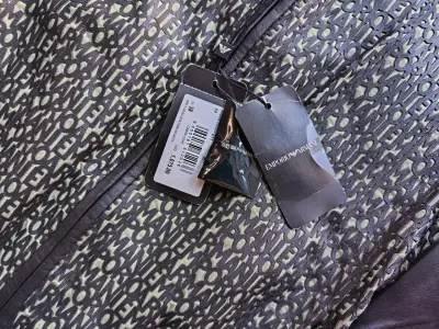 Chaqueta bomber Emporio Armani negra con diseño - miniatura 3