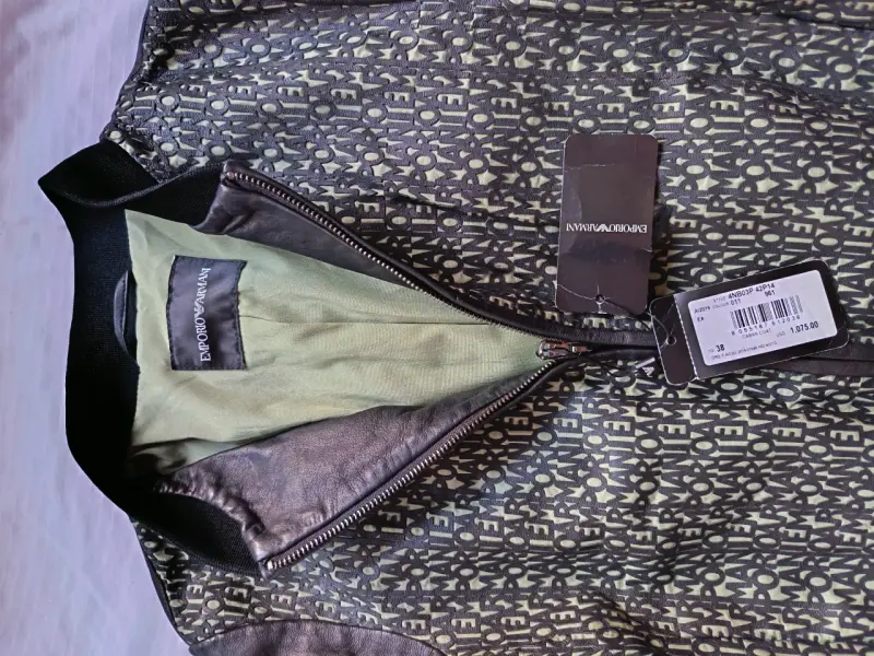 Chaqueta bomber Emporio Armani negra con diseño - 4