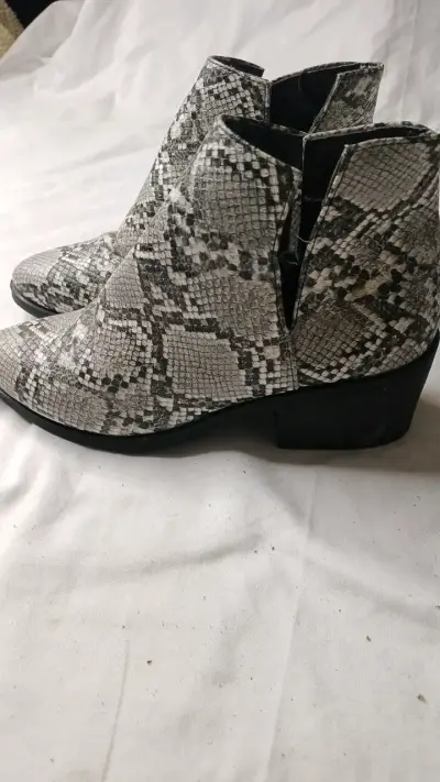 Botines de mujer con diseño de serpiente - miniatura 2