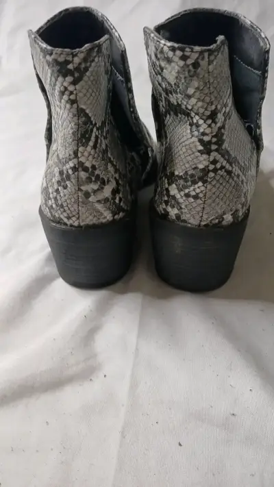Botines de mujer con diseño de serpiente - miniatura 3