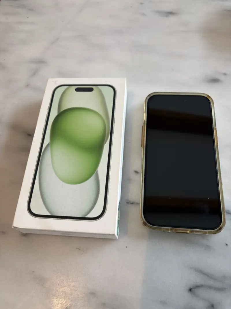 iPhone 15 Green 256GB en Buen Estado - 1