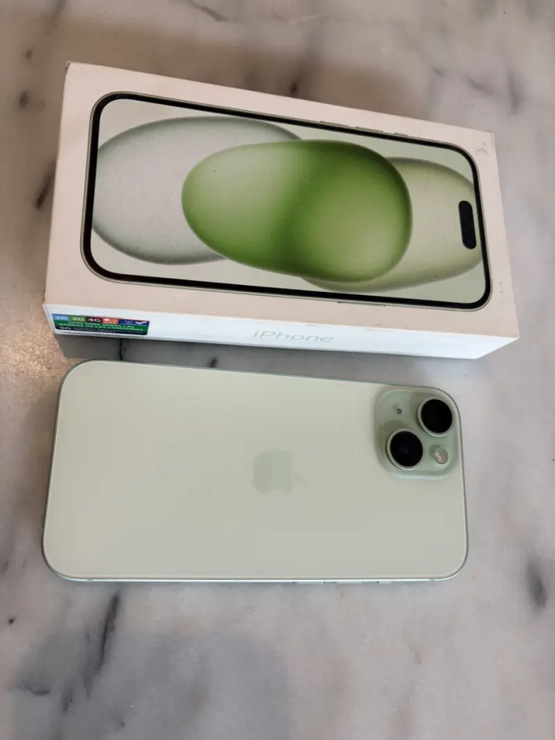 iPhone 15 Green 256GB en Buen Estado - 2
