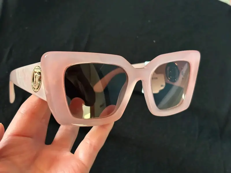 Gafas de sol Burberry rosadas estilo moderno - 1