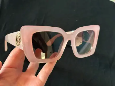Gafas de sol Burberry rosadas estilo moderno - miniatura 1