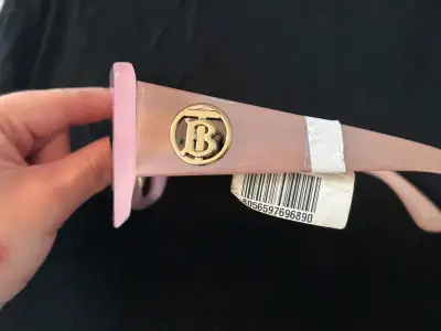 Gafas de sol Burberry rosadas estilo moderno - miniatura 3