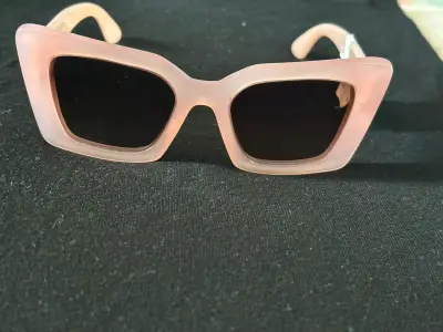 Gafas de sol Burberry rosadas estilo moderno - miniatura 4