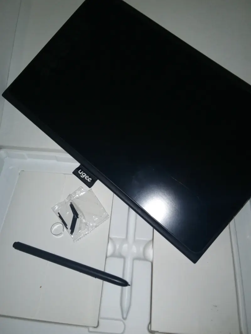 Tableta gráfica Ugee con lápiz y accesorios - 1
