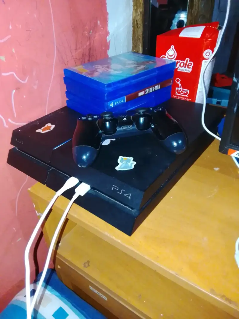 Consola PS4 con control y juegos - 1