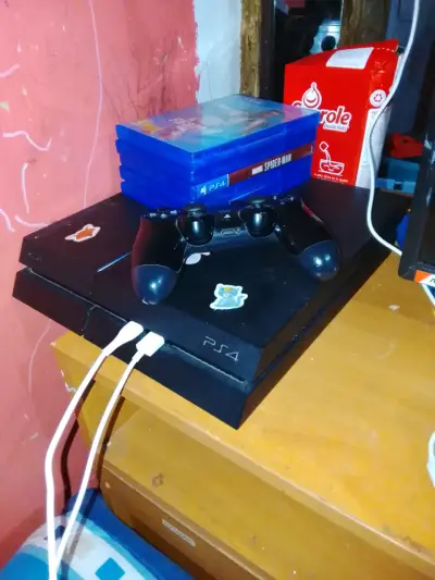 Consola PS4 con control y juegos - miniatura 1