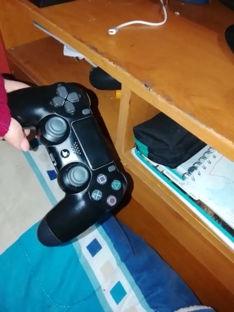 Consola PS4 con control y juegos - 2