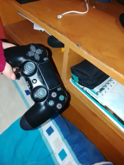 Consola PS4 con control y juegos - miniatura 2
