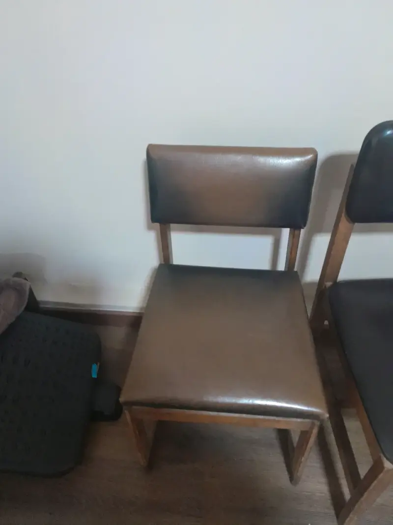 Silla de madera con asiento acolchado