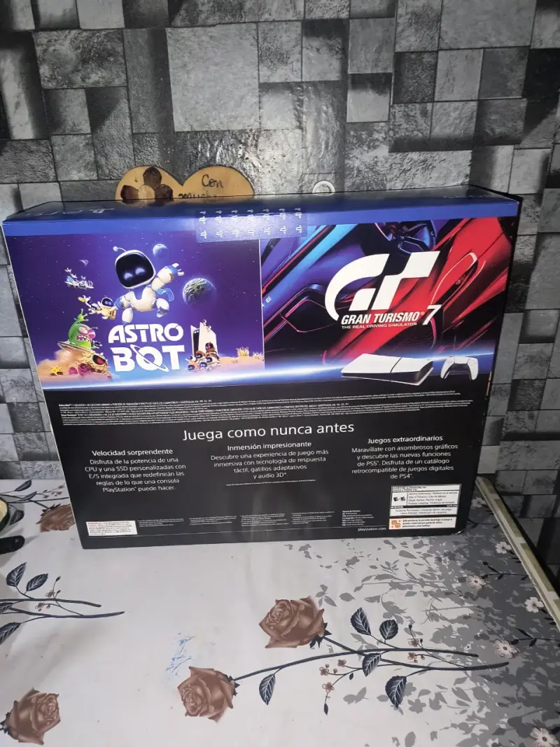 Consola Sony PS5 Digital Edition con Astro Bot y Gran Turismo 7 - 2