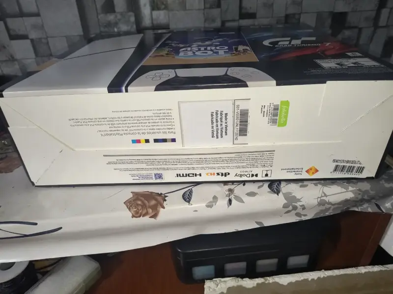 Consola Sony PS5 Digital Edition con Astro Bot y Gran Turismo 7 - 3