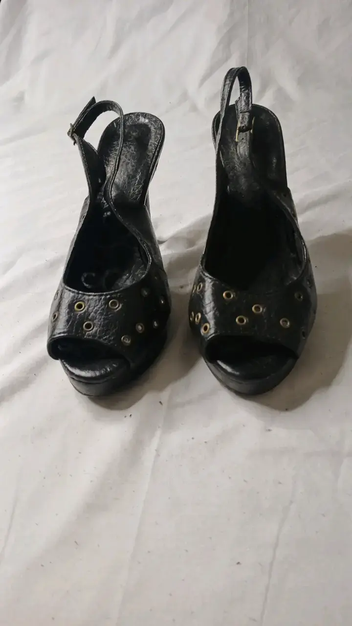 Sandalias de tacón alto negras con ojales