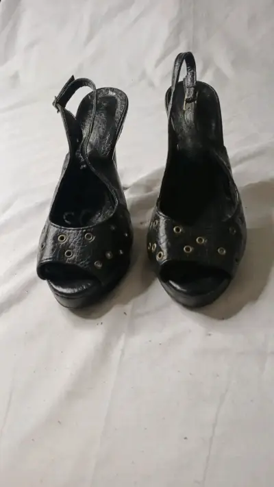 Sandalias de tacón alto negras con ojales - miniatura 1