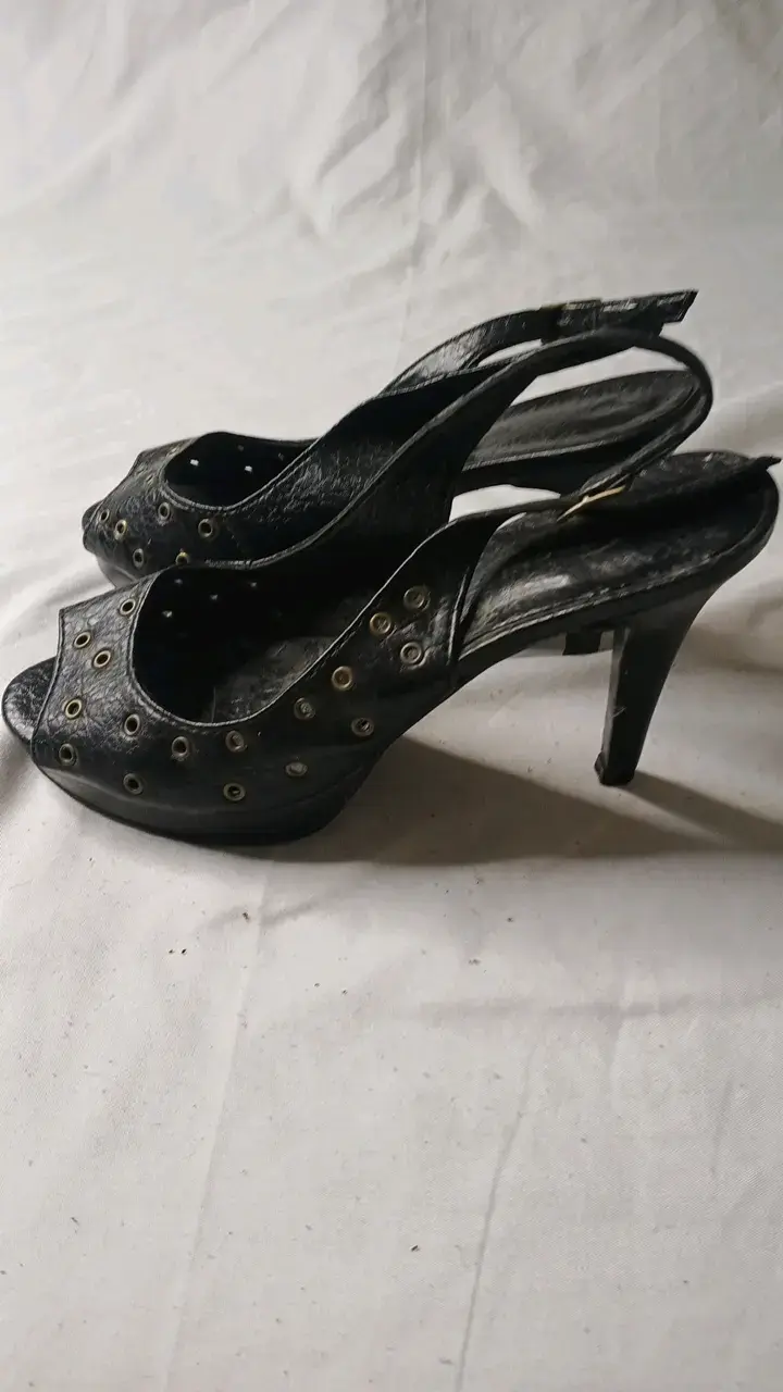 Sandalias de tacón alto negras con ojales - 2