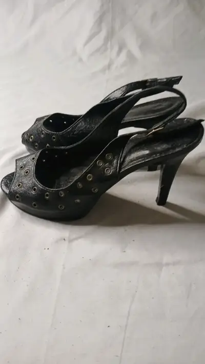 Sandalias de tacón alto negras con ojales - miniatura 2