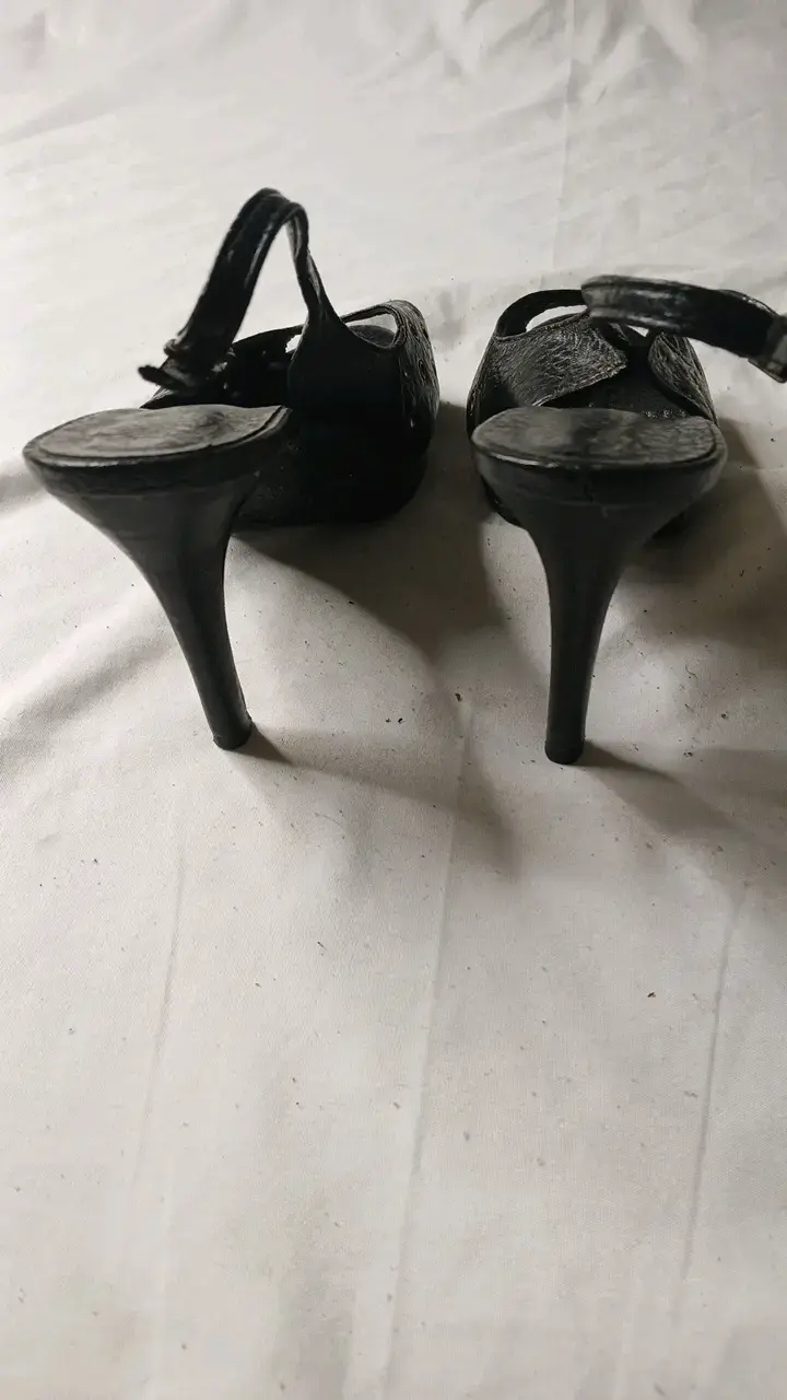 Sandalias de tacón alto negras con ojales - 3