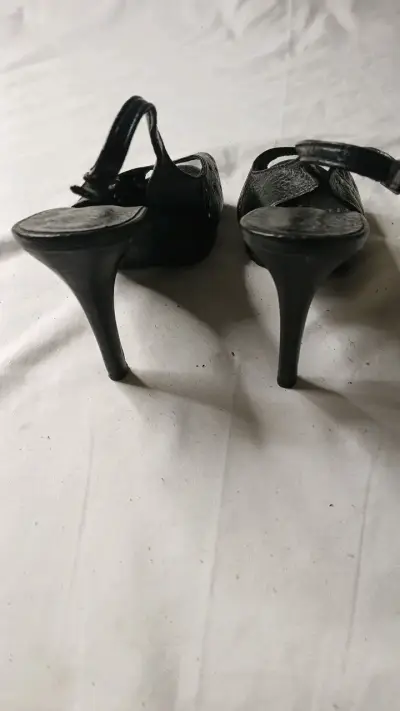 Sandalias de tacón alto negras con ojales - miniatura 3