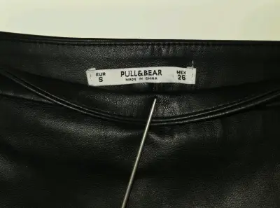 Falda de cuero sintético negro Pull&Bear talla S - miniatura 3