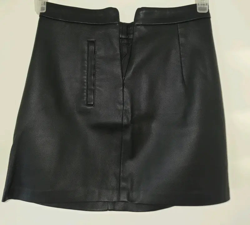 Falda de cuero sintético negro Pull&Bear talla S - 4