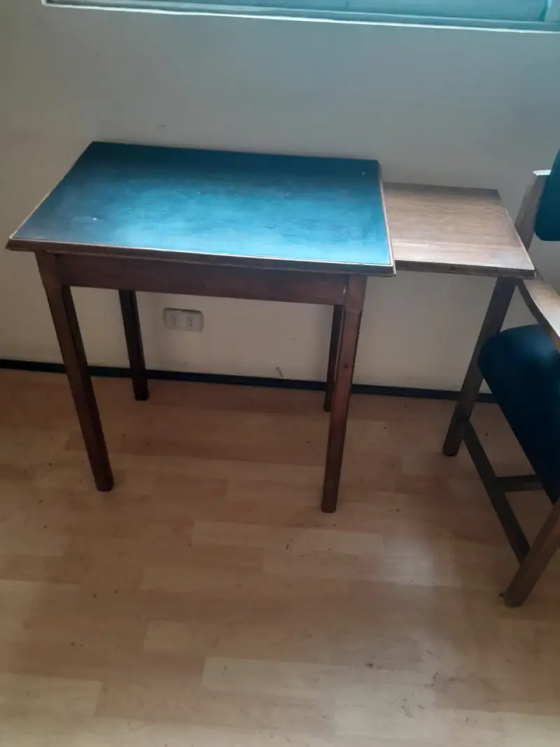 Escritorio de madera con superficie azul