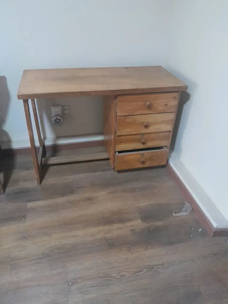 Escritorio de madera con cajonera