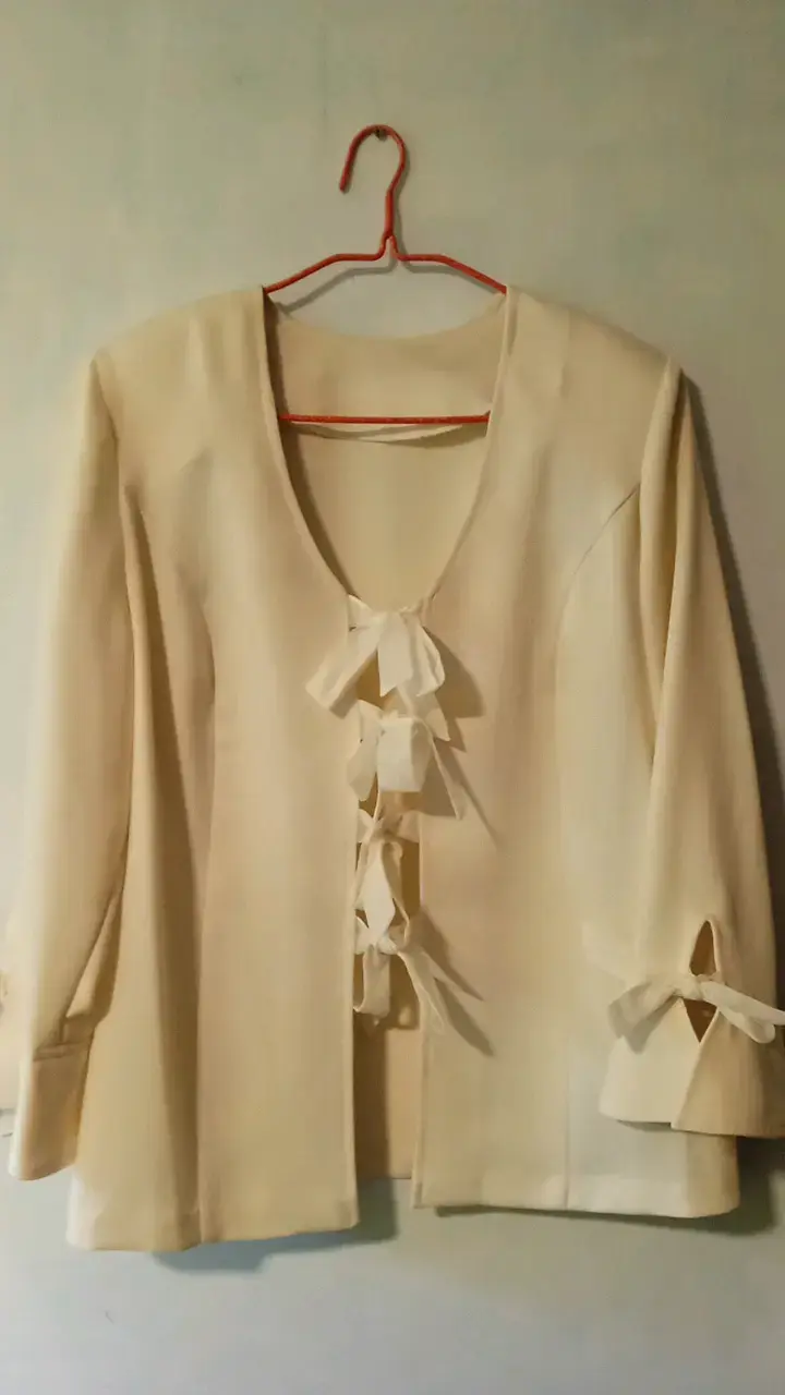 Conjunto de chaqueta y pantalón beige elegante - 1