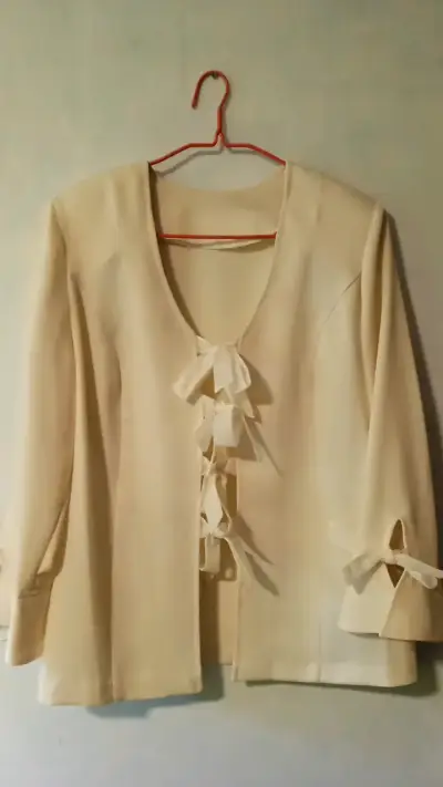 Conjunto de chaqueta y pantalón beige elegante - miniatura 1