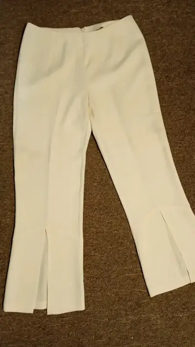 Conjunto de chaqueta y pantalón beige elegante - miniatura 2