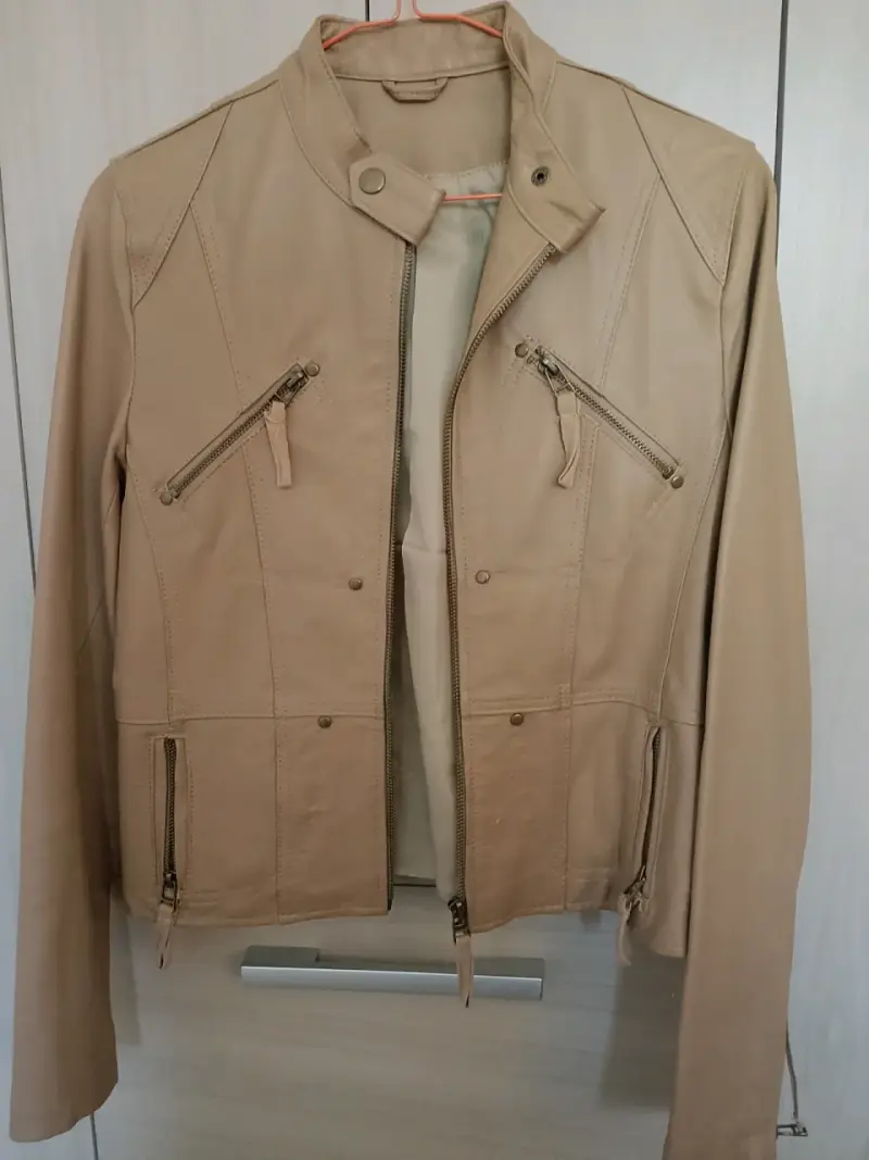 Chaqueta de cuero beige para mujer