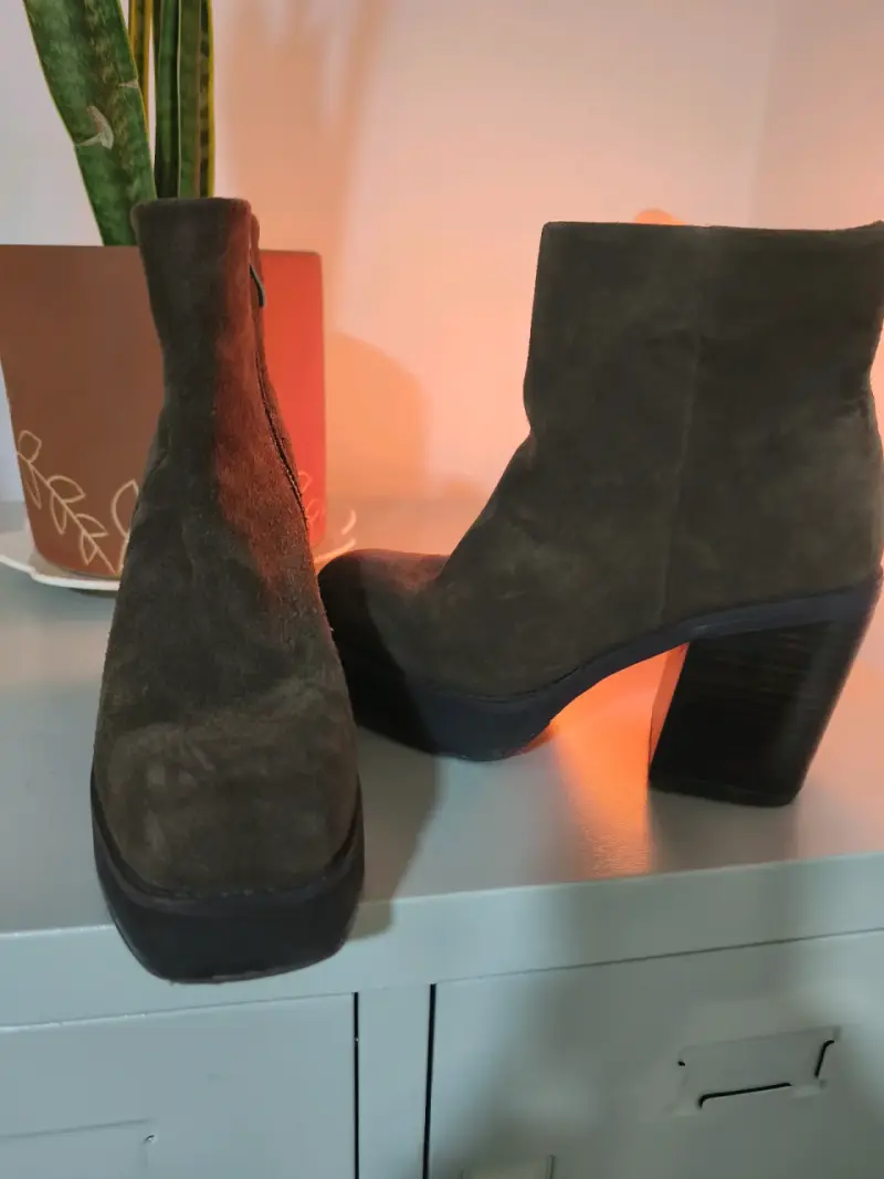 Botines de gamuza marrón con tacón alto