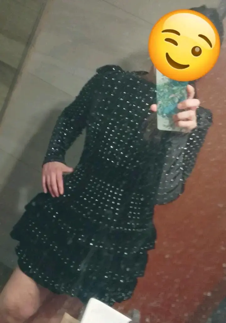 Vestido negro elegante con detalles brillantes - 2