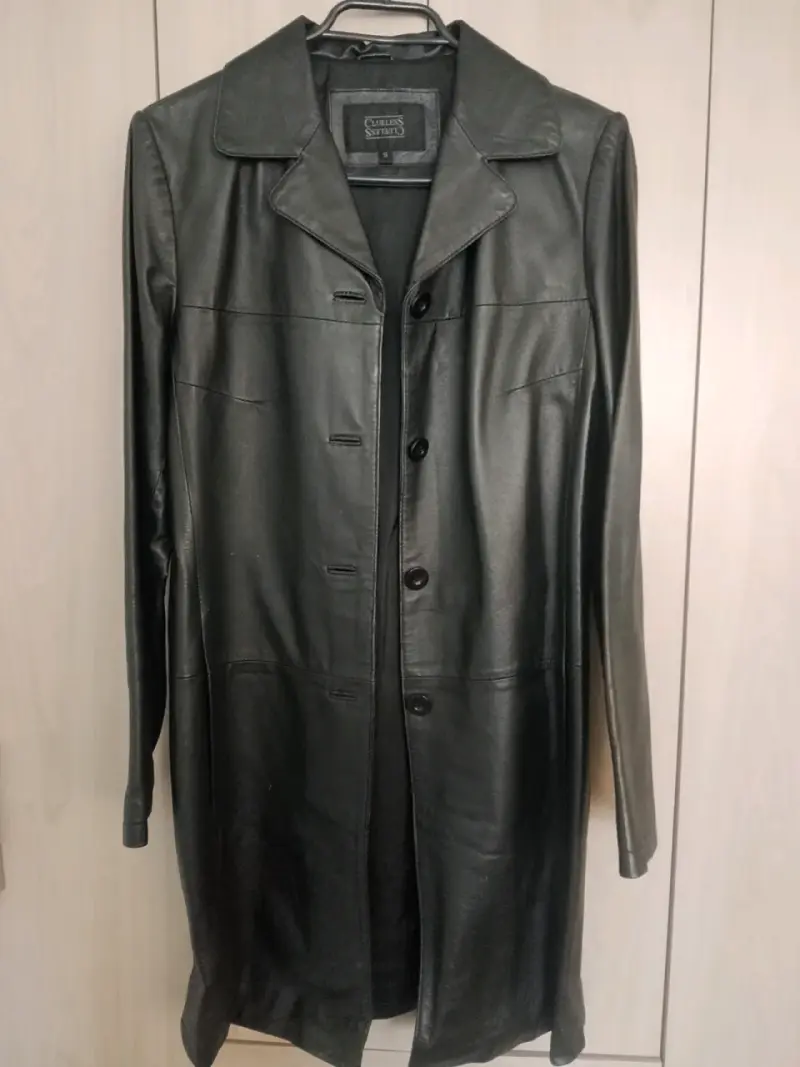 Abrigo largo de cuero negro para mujer