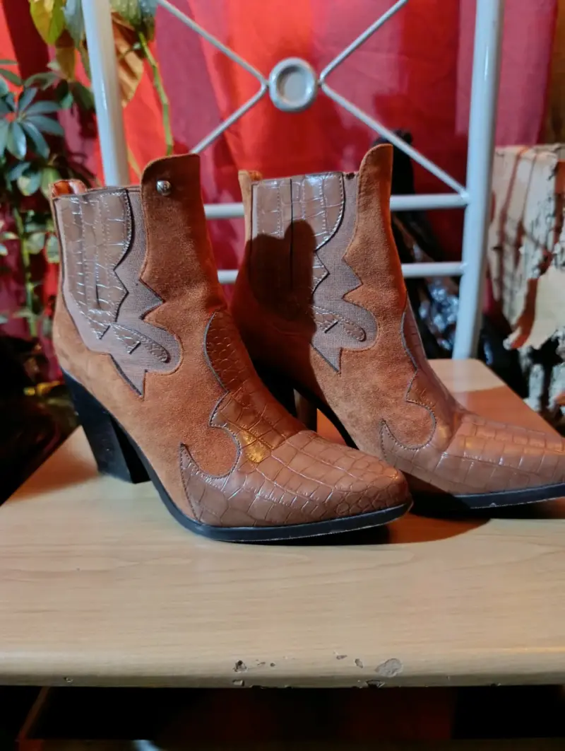 Botines de cuero marrón con diseño western - 1