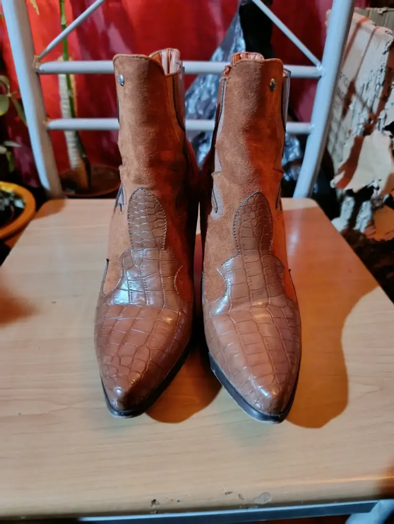 Botines de cuero marrón con diseño western - 2
