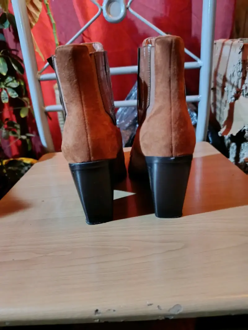 Botines de cuero marrón con diseño western - 3
