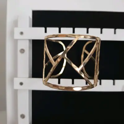 Brazalete dorado estilo geométrico - miniatura 1