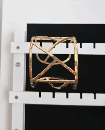 Brazalete dorado estilo geométrico - miniatura 2