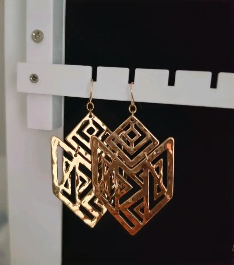 Aros colgantes geométricos dorados
