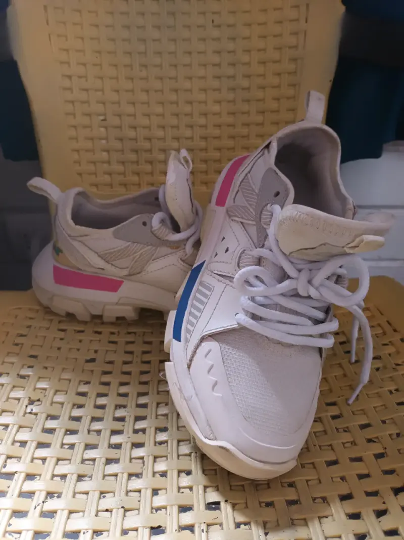 Zapatillas deportivas CAT blancas con detalles de color - 2