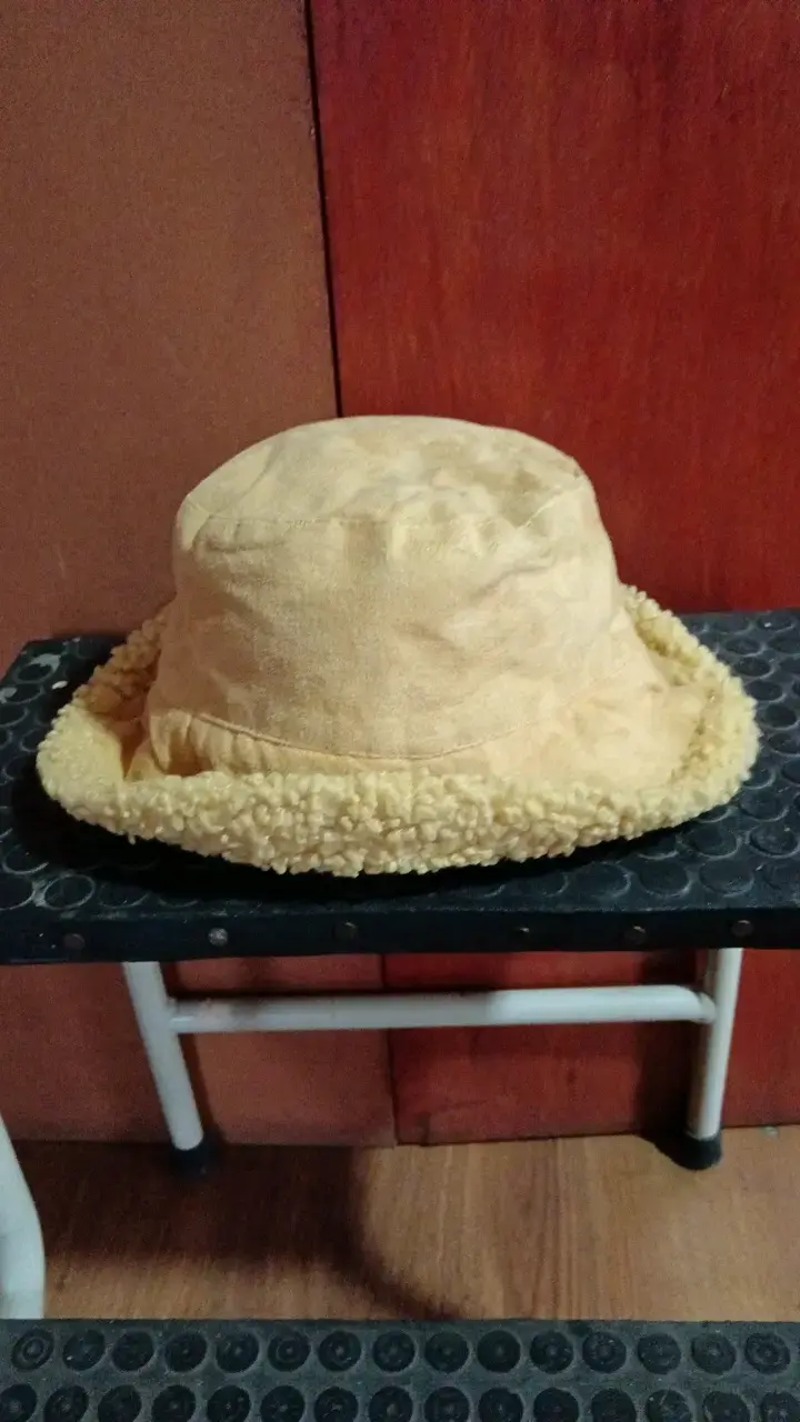 Sombrero tipo bucket beige con forro de lana