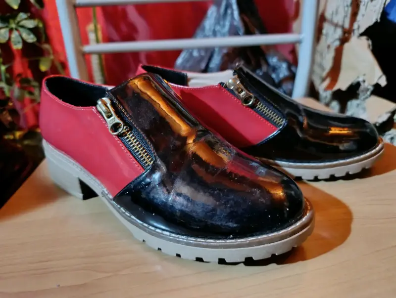 Zapatos de charol negro y rojo con cierre - 1