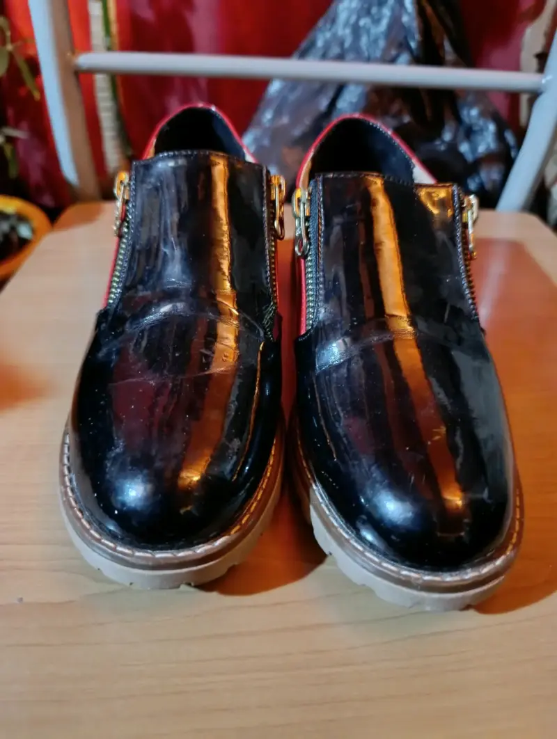 Zapatos de charol negro y rojo con cierre - 2
